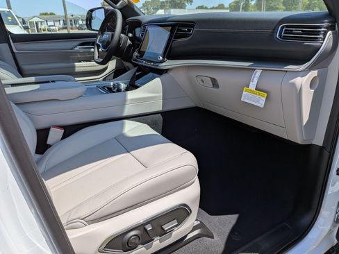 New 2026 Jeep Grand Wagoneer L 4WD image 25