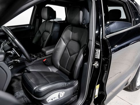 Used 2024 Porsche Macan AWD/4WD image 17