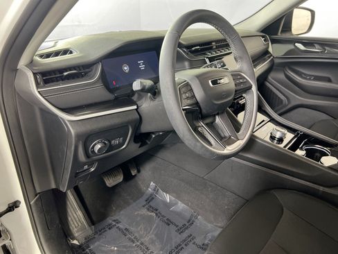 Used 2023 Jeep Grand Cherokee Laredo AWD/4WD image 9