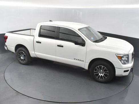 Used 2022 Nissan Titan SV image 17