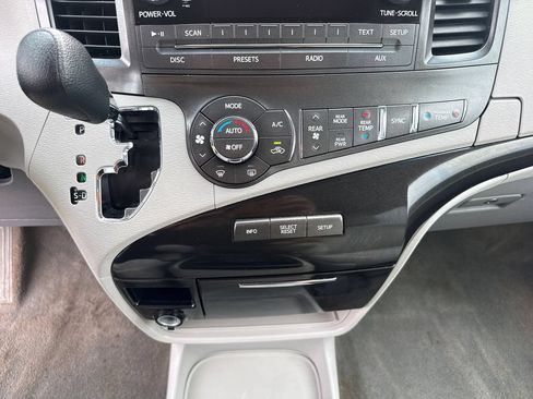 Used 2013 Toyota Sienna LE FWD image 23