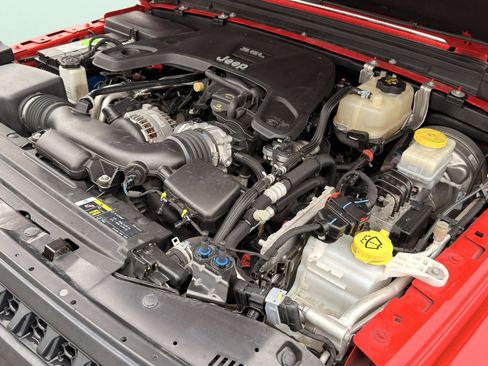 Used 2018 Jeep Wrangler Unlimited Sahara w/ Uconnect 4C Nav & Sound Group AWD/4WD image 16