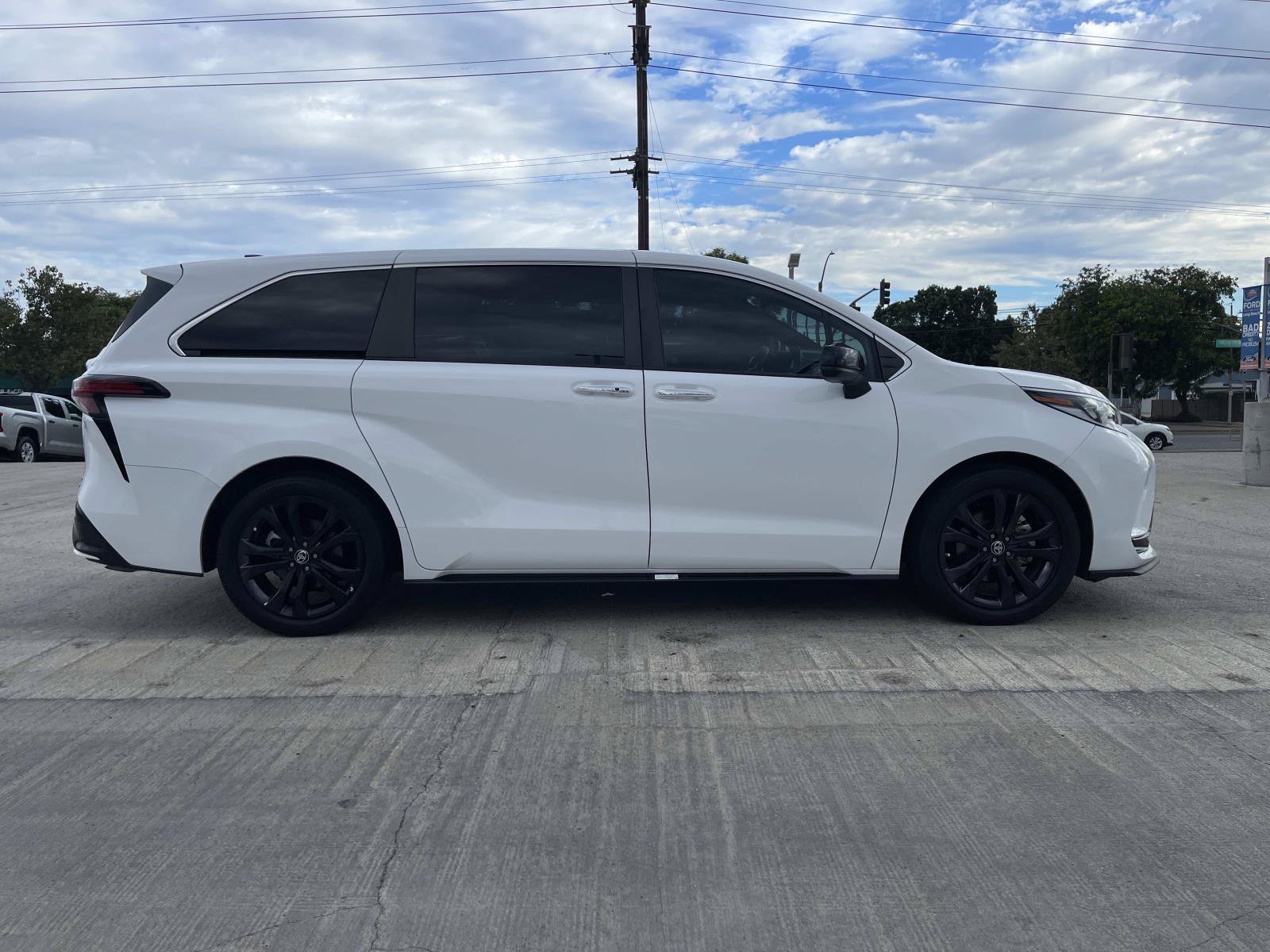 Used 2023 Toyota Sienna XSE FWD image 2