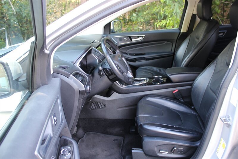 Used 2017 Ford Edge Titanium w/ Technology Package AWD/4WD image 10