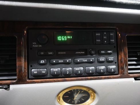 Used 2000 Lincoln Town Car Cartier image 24