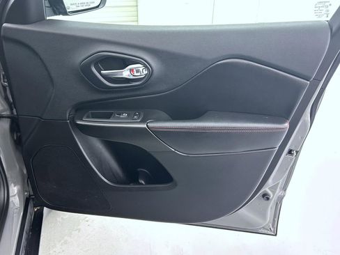 Used 2019 Jeep Cherokee Trailhawk w/ Comfort/Convenience Group image 16