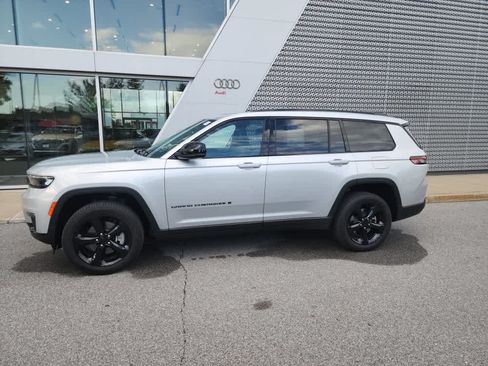 Used 2025 Jeep Grand Cherokee L Limited w/ Black Appearance Package AWD/4WD image 2