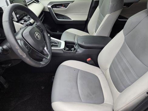 Used 2020 Toyota RAV4 XLE Premium FWD image 9