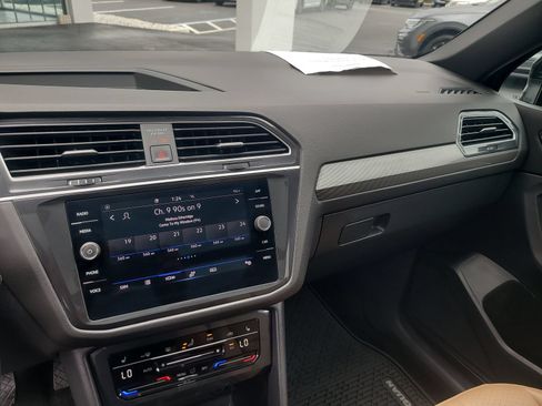 Used 2024 Volkswagen Tiguan SE w/ Panoramic Sunroof Package FWD image 20