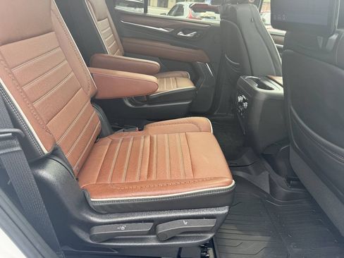 Used 2023 GMC Yukon Denali Ultimate AWD/4WD image 11
