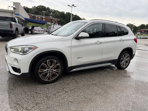 Used 2017 BMW X1 xDrive28i AWD/4WD image 3