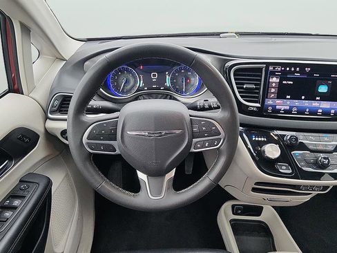 Used 2023 Chrysler Pacifica Touring-L image 10