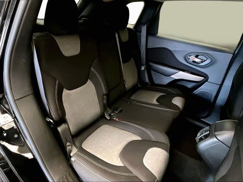 Used 2018 Jeep Cherokee Latitude FWD image 19