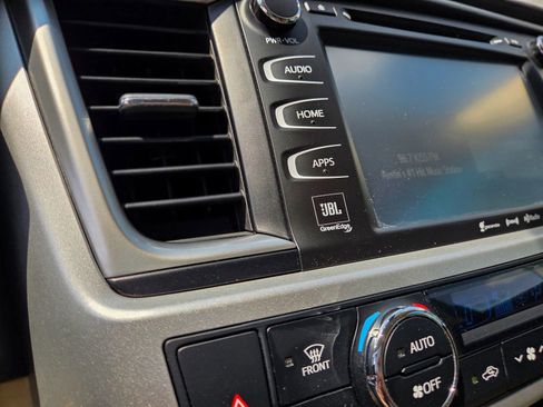 Used 2017 Toyota Highlander Limited Platinum image 32