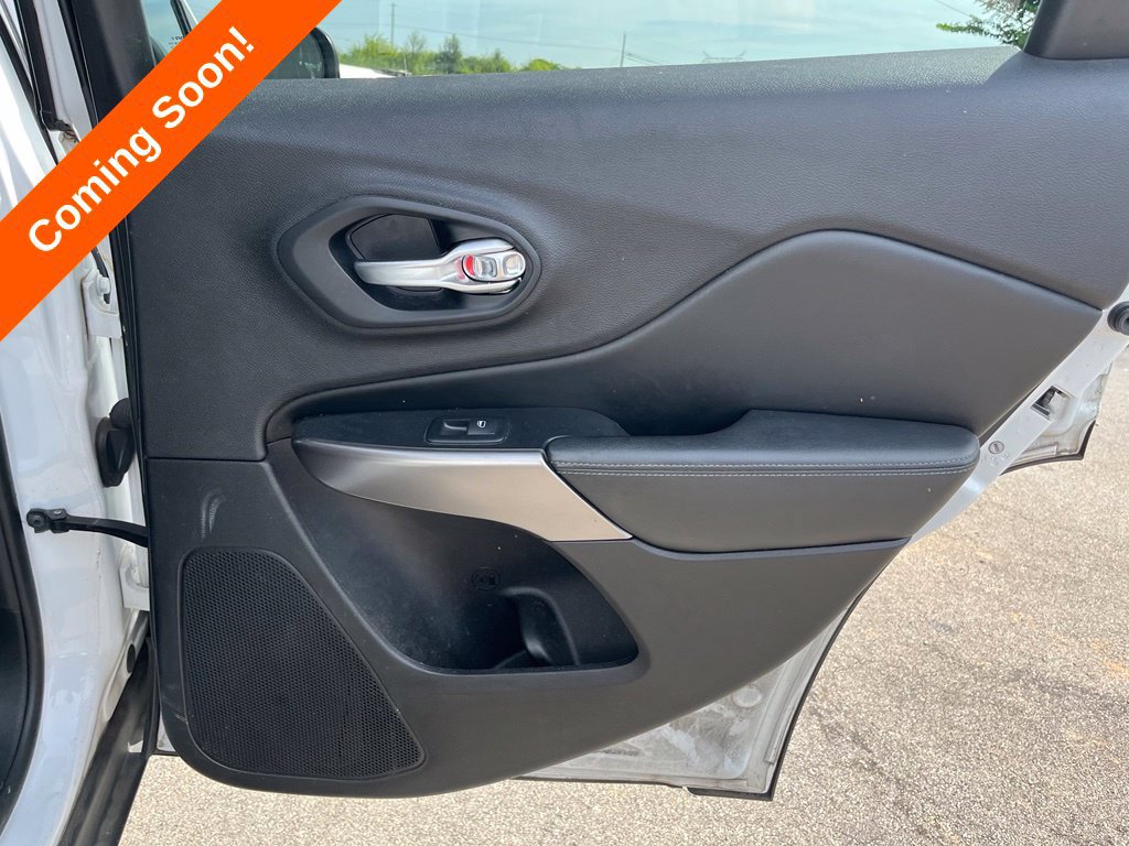 Used 2019 Jeep Cherokee Latitude w/ Popular Appearance Group AWD/4WD image 33