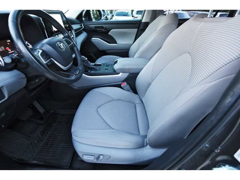 Used 2023 Toyota Highlander LE image 11