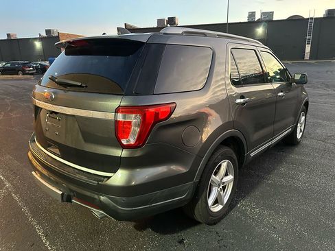 Used 2018 Ford Explorer XLT FWD image 5