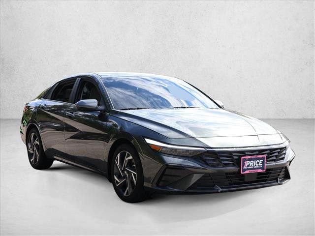 Used 2026 Hyundai Elantra Limited FWD image 3