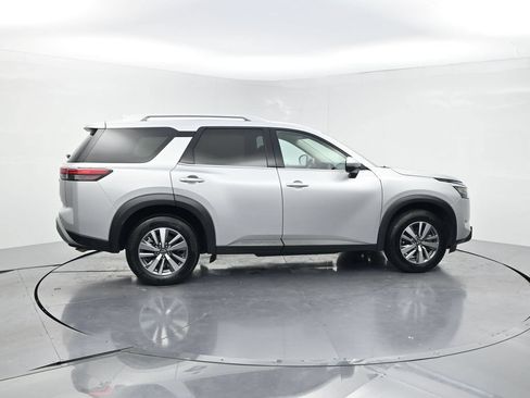 Used 2025 Nissan Pathfinder SL FWD image 4