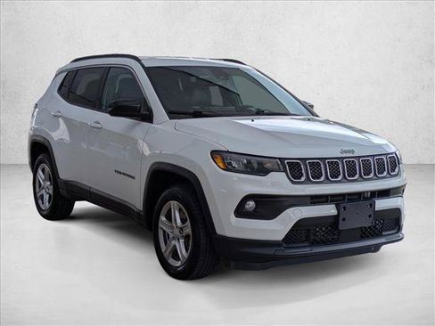 Used 2023 Jeep Compass Latitude AWD/4WD image 3
