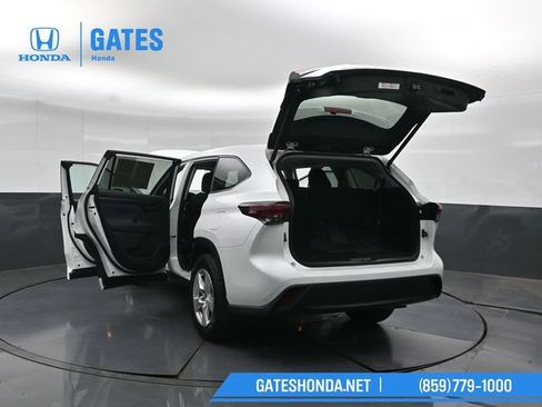 Used 2024 Toyota Highlander LE AWD/4WD image 58
