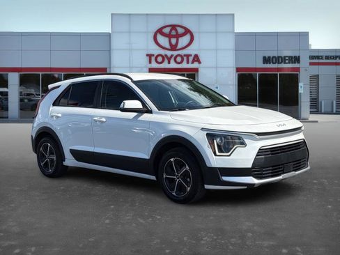 Used 2023 Kia Niro EX image 3