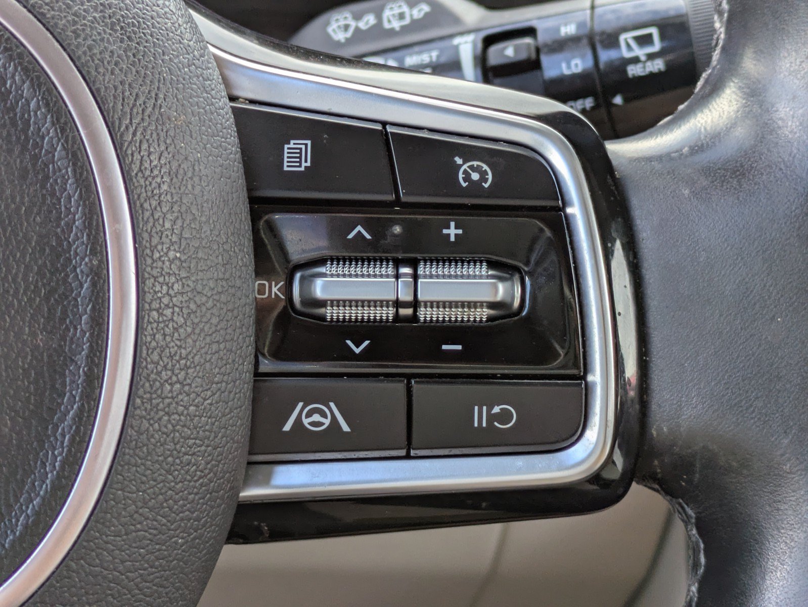 Used 2024 Kia Carnival LX FWD image 20