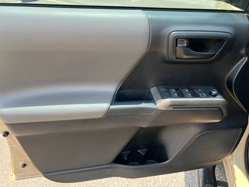 Used 2017 Toyota Tacoma SR5 w/ Tow Package RWD image 10