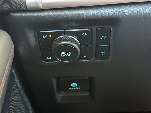 Used 2025 Ford Expedition Active AWD/4WD image 32