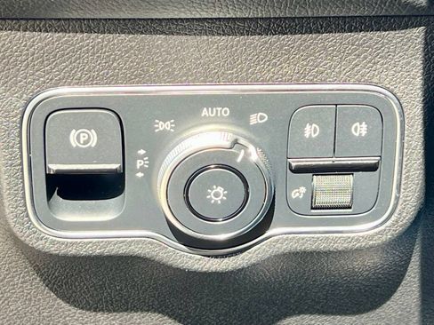 Certified 2025 Mercedes-Benz GLB 250 4MATIC image 32
