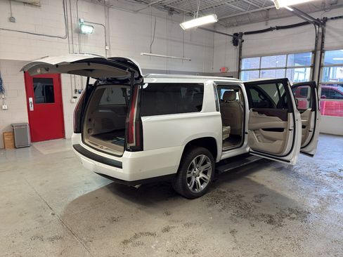 Used 2017 Cadillac Escalade ESV Premium Luxury AWD/4WD image 12