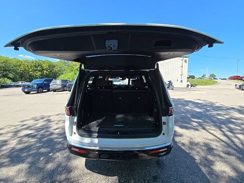 Used 2024 Jeep Wagoneer Series III AWD/4WD image 19