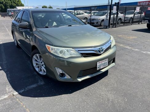 Used 2012 Toyota Camry XLE w/ Leather Pkg FWD image 2