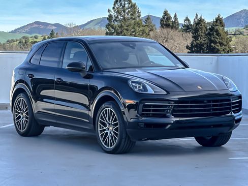 Certified 2023 Porsche Cayenne Platinum Edition image 10