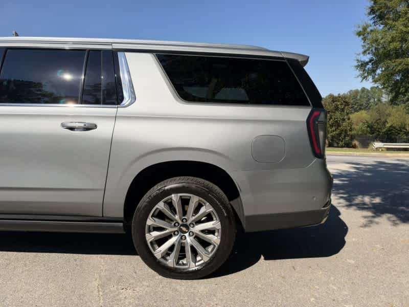Used 2025 Chevrolet Suburban High Country AWD/4WD image 5