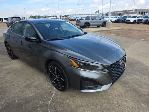 Used 2025 Nissan Altima 2.5 SR FWD image 8