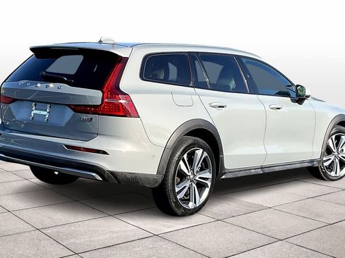 Used 2024 Volvo V60 B5 Cross Country Plus image 16