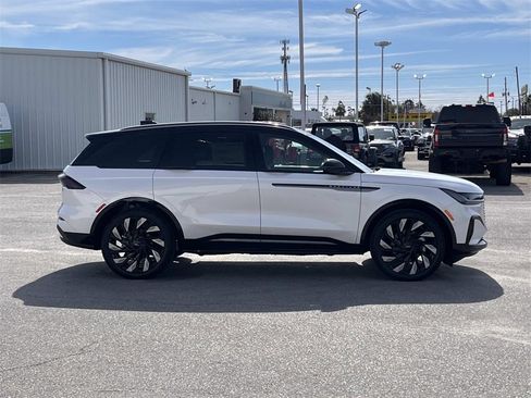 New 2026 Lincoln Nautilus Reserve image 6