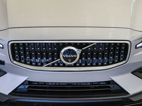 Certified 2025 Volvo V60 B5 Cross Country Plus image 8