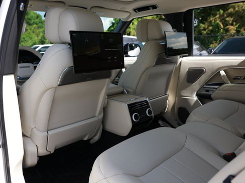 Used 2025 Land Rover Range Rover SV AWD/4WD image 6