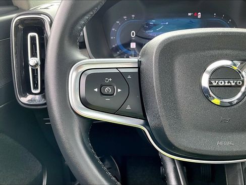 Used 2025 Volvo XC40 B5 Plus image 26