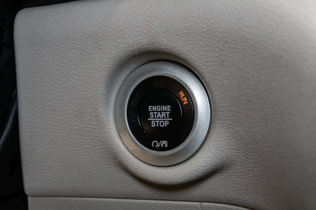 Certified 2024 Chrysler Pacifica Touring-L FWD image 16