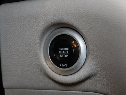Certified 2024 Chrysler Pacifica Touring-L FWD image 16