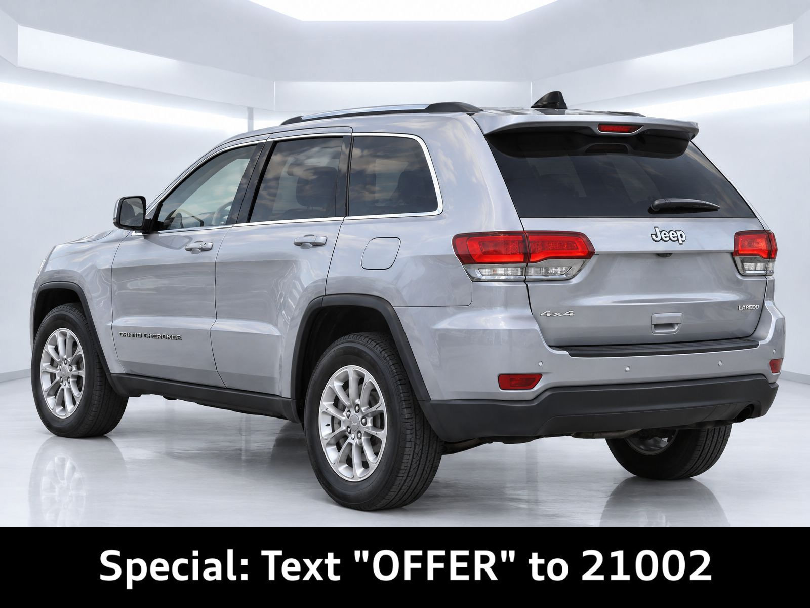 Used 2020 Jeep Grand Cherokee Laredo AWD/4WD image 3