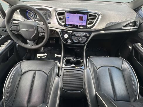 Used 2025 Chrysler Pacifica Limited FWD image 11