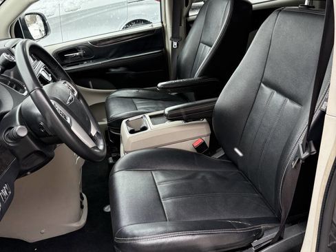 Used 2016 Chrysler Town & Country Touring image 7