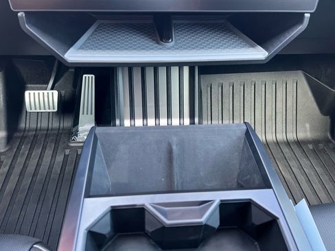 Used 2024 Tesla Cybertruck AWD Crew Cab image 38