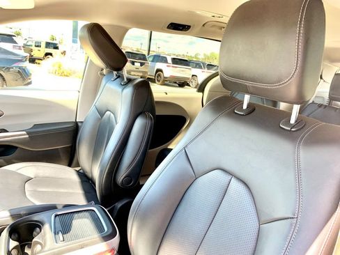 Used 2024 Chrysler Pacifica Touring-L FWD image 15