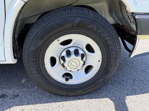 Used 2011 Chevrolet Express 3500 RWD image 21