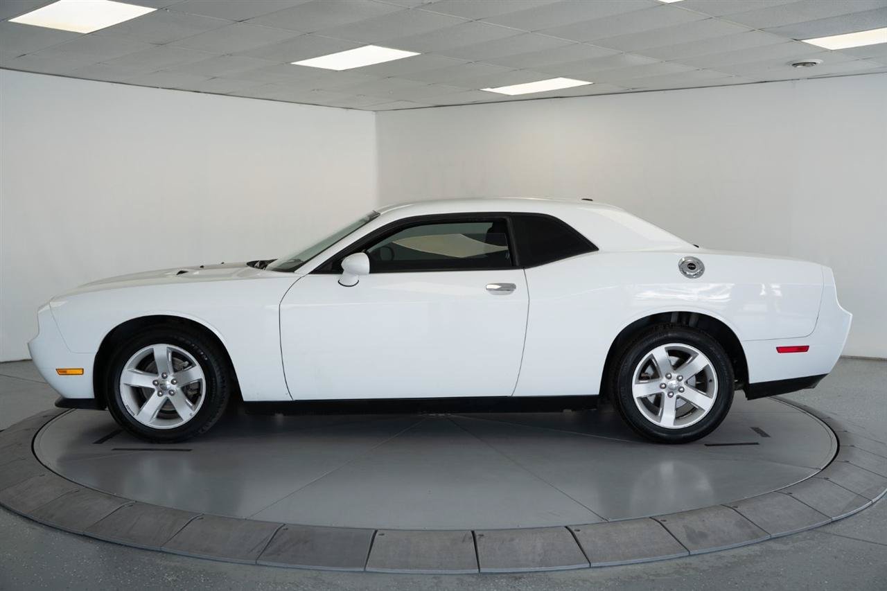 Used 2014 Dodge Challenger SXT RWD image 4